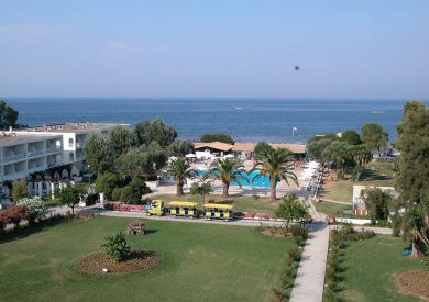 Grcka hoteli letovanje, Krf, Mesongi, Hotel Messonghi Beach, dvorište