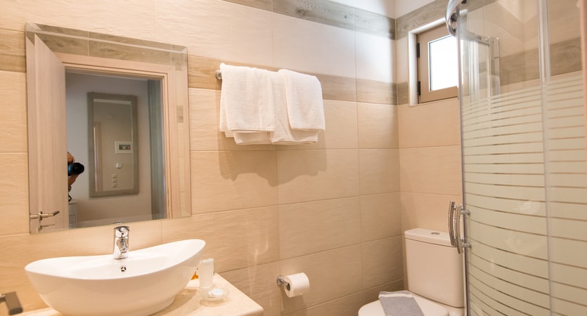 Grcka hoteli letovanje, Lefkada, Agios Nikitas, Hotel Santa Marina, kupatilo