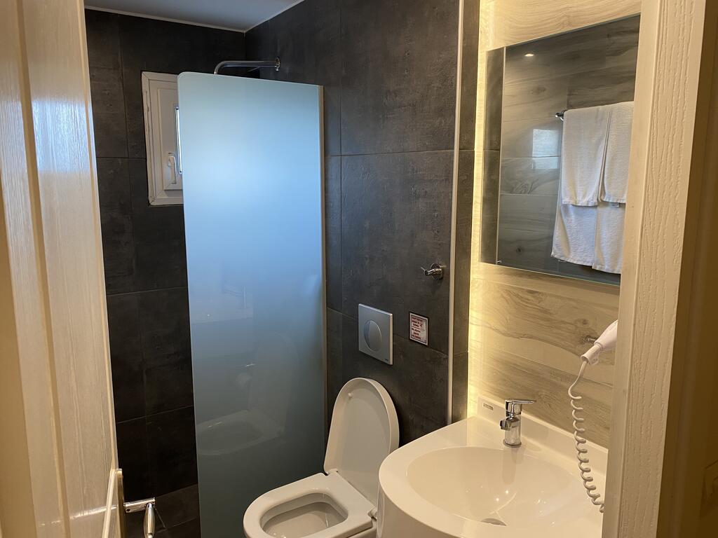 Grcka hoteli letovanje, Korinos, hotel Anais, kupatilo