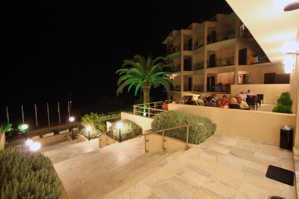 Grcka hoteli letovanje, Krf, Agios Ioannis Peristeron, Hotel Belvedere, dvorište