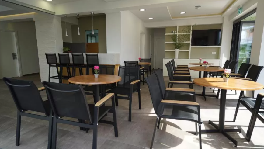 Grcka hoteli letovanje, Paralija, Olympus Thalassea, stolovi i stolice u baru