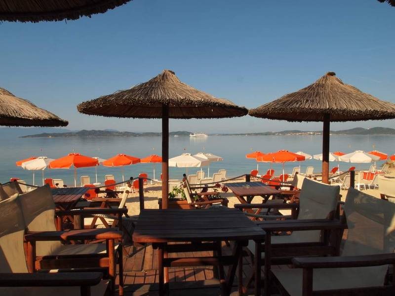 Grcka hoteli letovanje, Halkidiki, Uranopolis,hotel Akti Ouranopoli,ležaljke na plaži