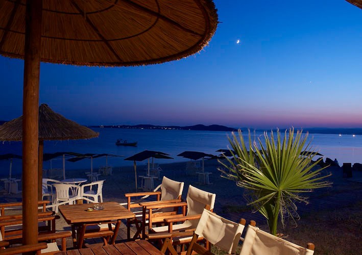 Grcka hoteli letovanje, Halkidiki, Uranopolis,hotel Akti Ouranopoli,plaža noću