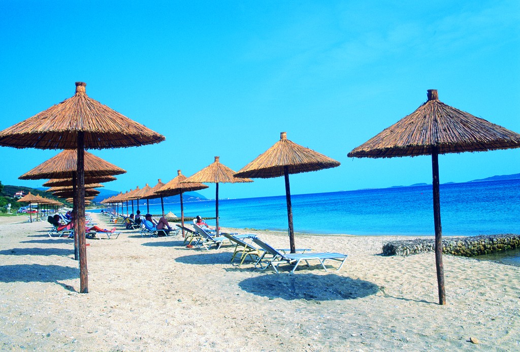 Grcka hoteli letovanje, Halkidiki, Uranopolis,hotel Alexandros Palace,ležaljke na plaži