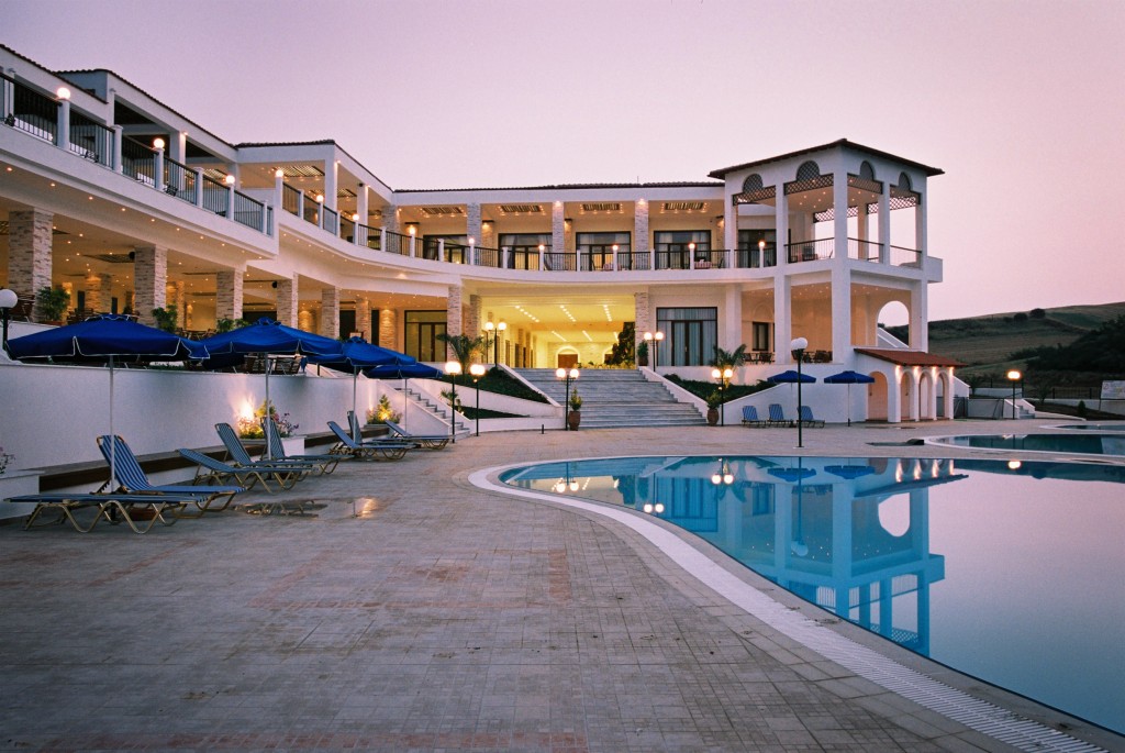 Grcka hoteli letovanje, Halkidiki, Uranopolis,hotel Alexandros Palace,ležaljke na bazenu