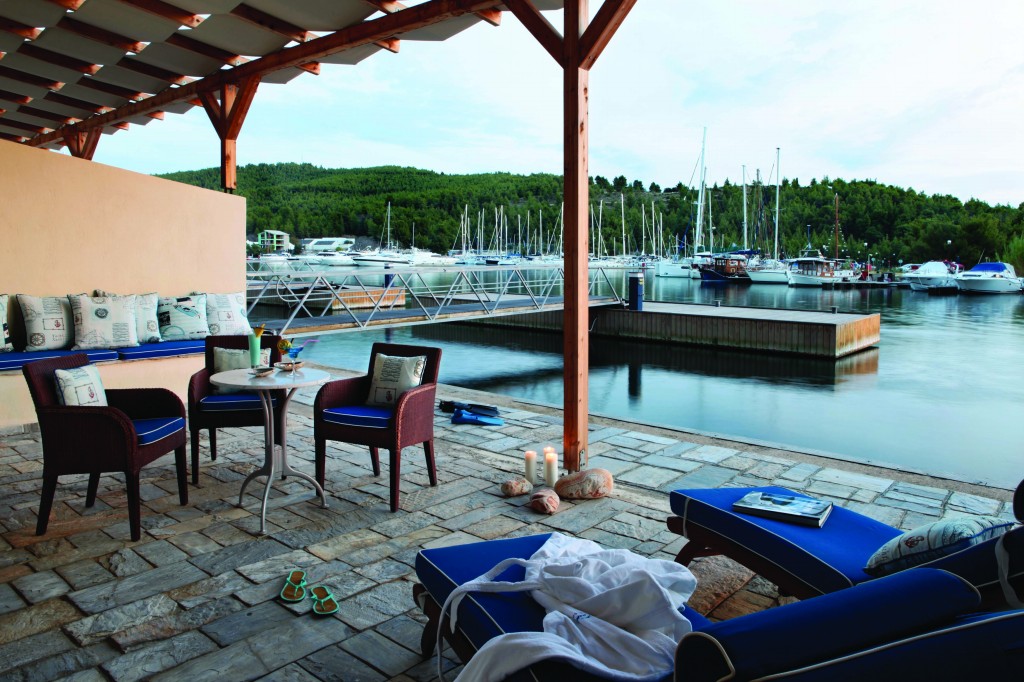 Grcka hoteli letovanje, Halkidiki, Porto Carras Meliton, ležaljke na bazenu