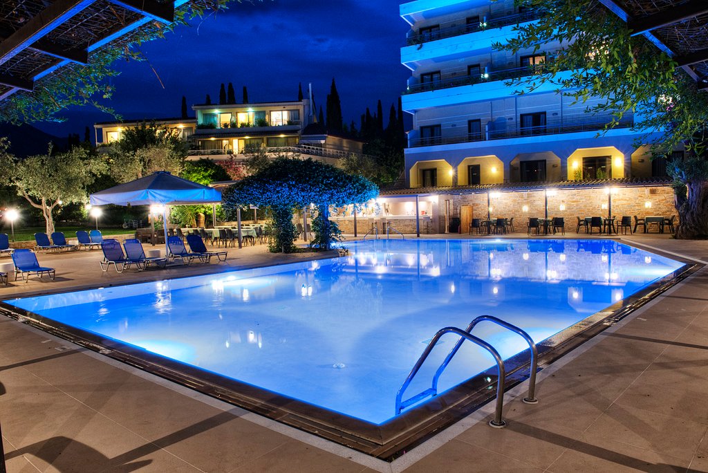 Grcka hoteli letovanje, Evia, Miramare, bazen noću