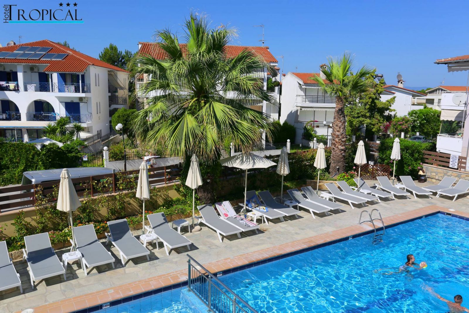 Grcka hoteli letovanje, Halkidiki, Hanioti,Tropical,ležaljke na bazenu