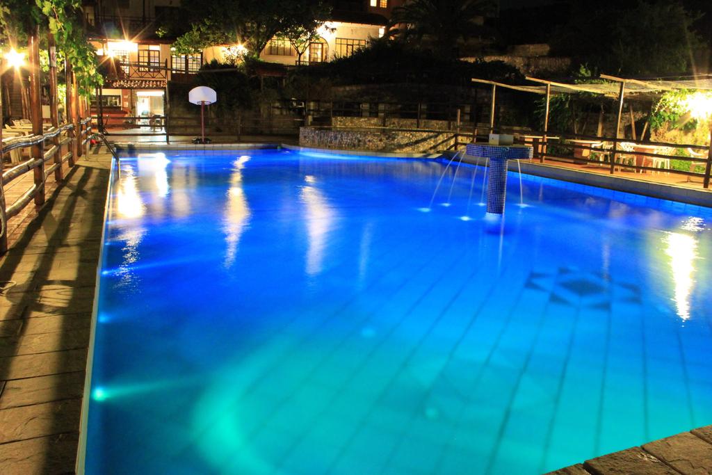 Grcka hoteli letovanje, Halkidiki, Nea Roda,hotel Athorama,bazen noću