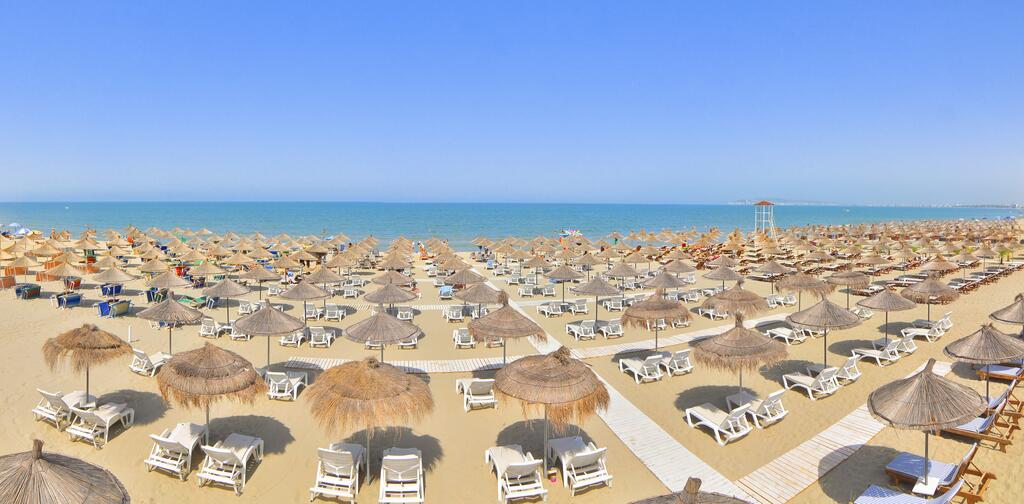 Letovanje Albanija autobusom, Drač, Hotel Sandy Beach resort, ležaljke na plaži