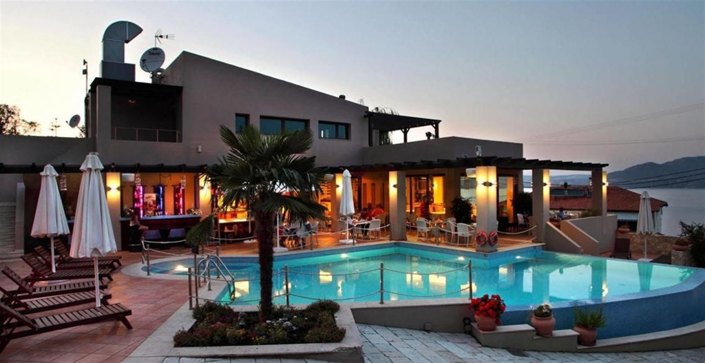 Grcka hoteli letovanje, Lefkada, Nikiana, Hotel Vergina star, bazen noću