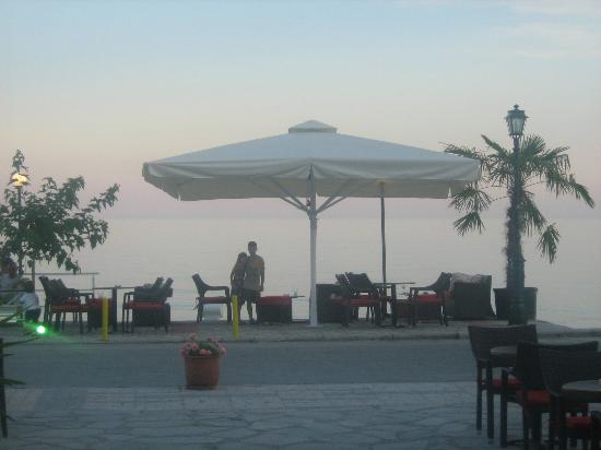 Grcka hoteli letovanje, Halkidiki, 
 Hotel Dolphin Beach,suncobrani