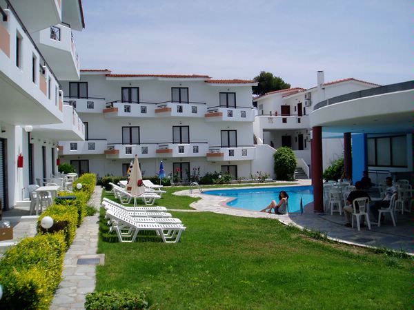 Grcka hoteli letovanje, Halkidiki, 
 Hotel Dolphin Beach,dvorište