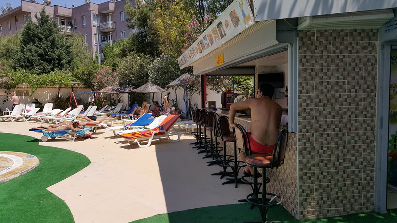 Letovanje Turska autobusom, Kusadasi, Hotel Golden Moon apart,bar pored bazena