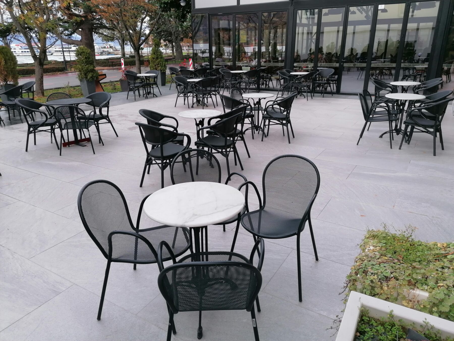 Putovanje Ohrid, evropski gradovi, hotel Nova Riviera,sto u bašti