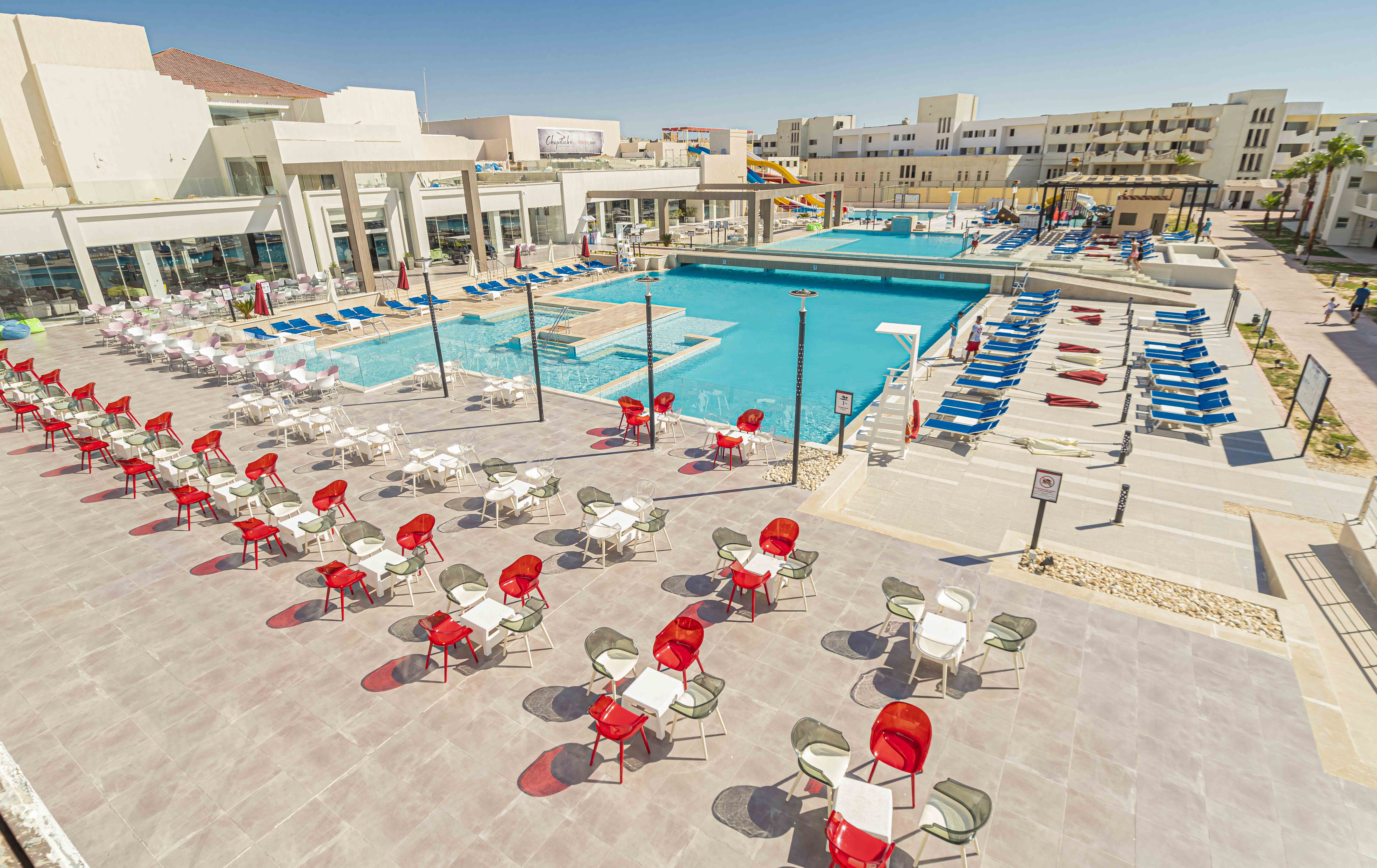Letovanje Egipat avionom, Soma Bay, Hotel Amarina Abu Soma Resort & Aqua Park, ležaljke pored bazena