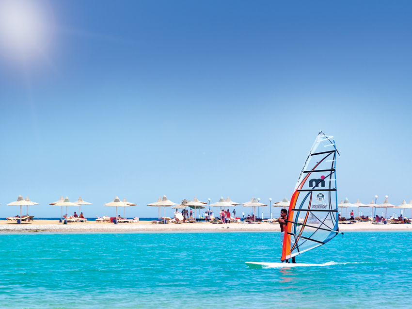 Letovanje Egipat avionom, Hurgada, Hotel Coral Beach Resort, suoncobrani na plaži