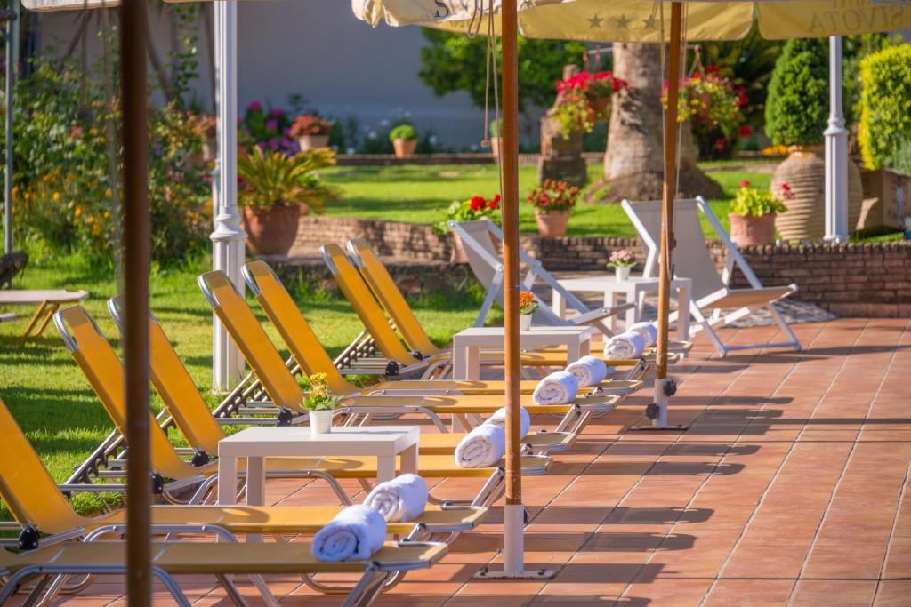 Grcka hoteli letovanje, Jonska obala, Sivota, Sivota hotel, le\aljke na bazenu