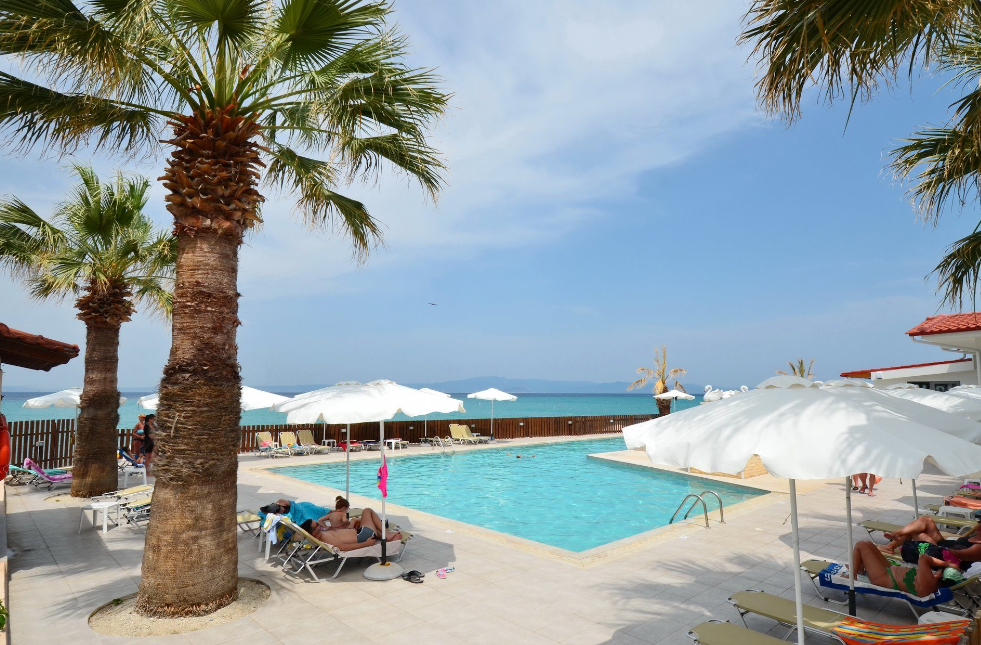Grcka hoteli letovanje, Halkidiki, Hanioti,Sousouras, prostor pored bazena