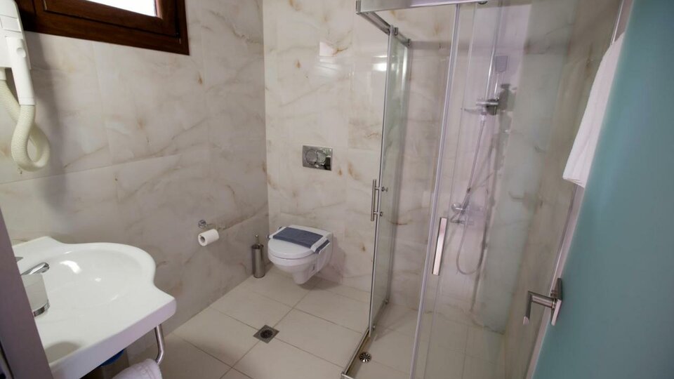 Grcka hoteli letovanje, Parga, Hotel Enjoy Lichnos Bay Village, kupatilo