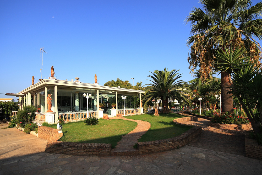 Grcka hoteli letovanje, Jonska obala, Sivota, Sivota hotel, dvorište