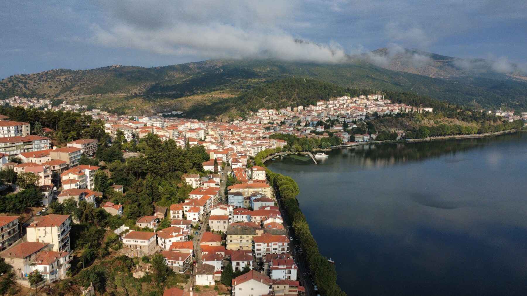 Evia (Evija), pogled na obalu i grad