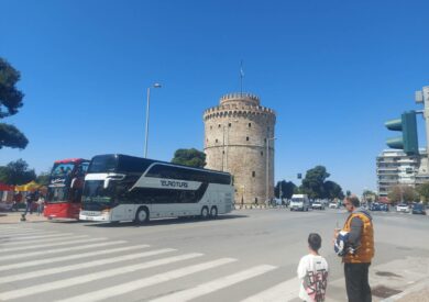 Euroturs autobus ispred Belog tornja u Solunu