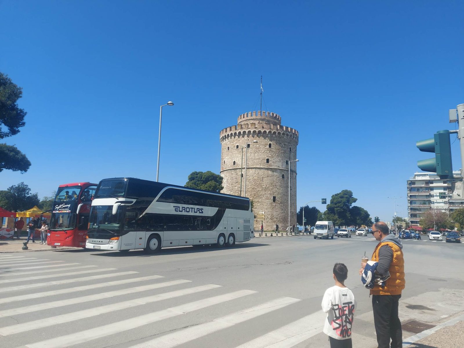 Euroturs autobus ispred Belog tornja u Solunu
